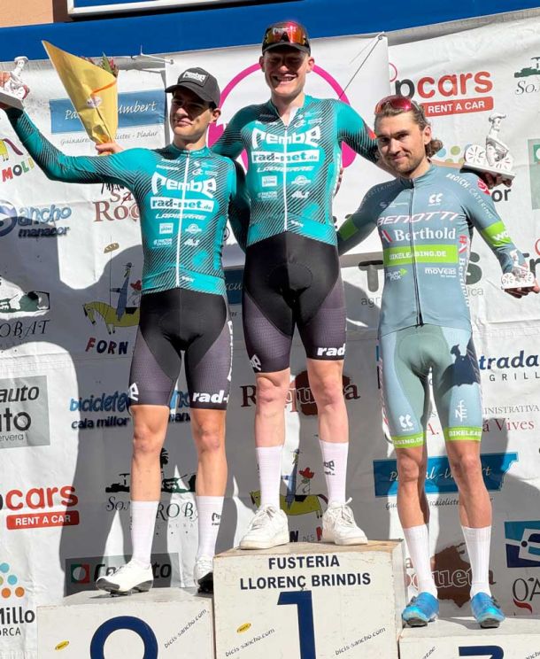 Ole Theiler (Mitte) siegte in Cala Millor vor Miguel Heidemann (li.) und Anton Albrecht.