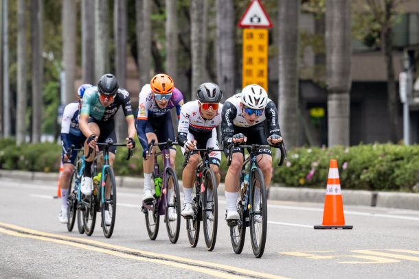 Julian Borresch (fourth position) in the top group at the Tour de Taiwan.