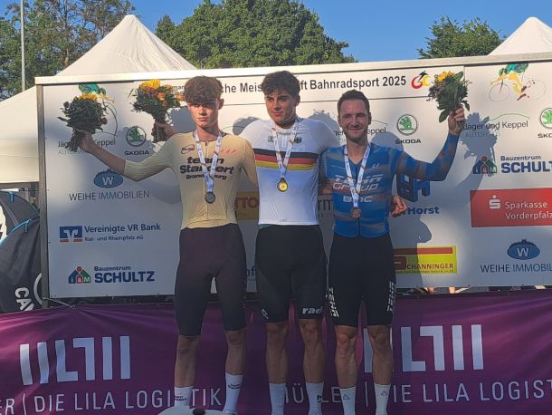 Benjamin Boos (al centro) ha vinto il titolo DM nello scratch.