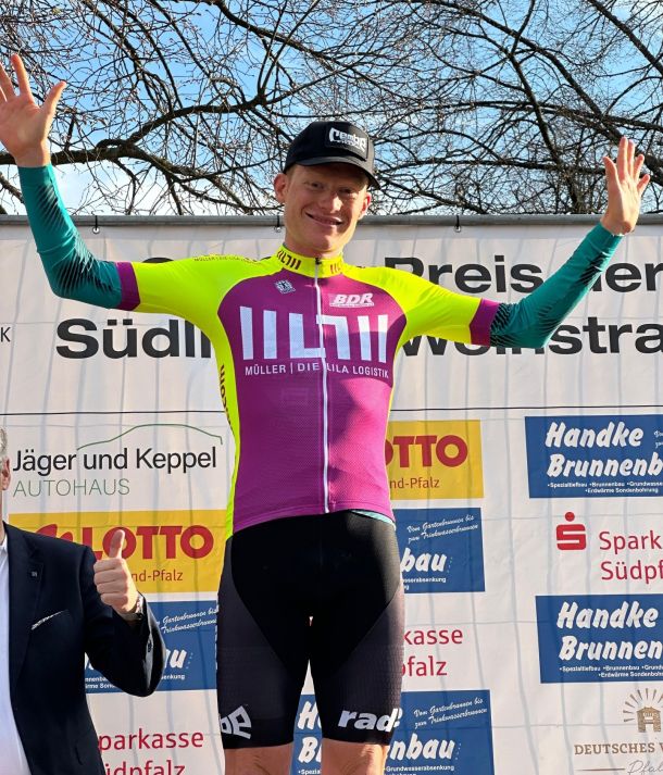 REMBE<sup><small>®</small></sup> rad-net-Fahrer Ole Theiler gewann den Bundesliga-Auftakt und übernahm das lila Führungstrikot.