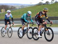 ulian Borresch (Mitte) war schon früh im Rennen in einer dreiköpfigen Ausreißergruppe unterwegs.