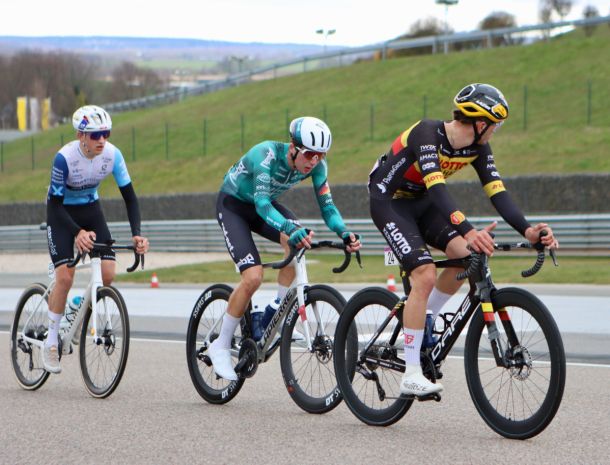 ulian Borresch (Mitte) war schon früh im Rennen in einer dreiköpfigen Ausreißergruppe unterwegs.