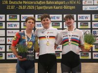 Benjamin Boos (Mitte) gewann die Scratch-DM vor Tim Torn Teutenberg (li.) und Weltmeister Moritz Augenstein.