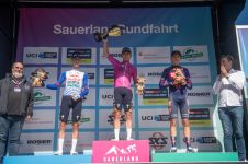 Paul Fietzke (Mitte) gewann die Sauerlandrundfahrt 2026 vor Max Bock (li.) und Finn O'Brien.