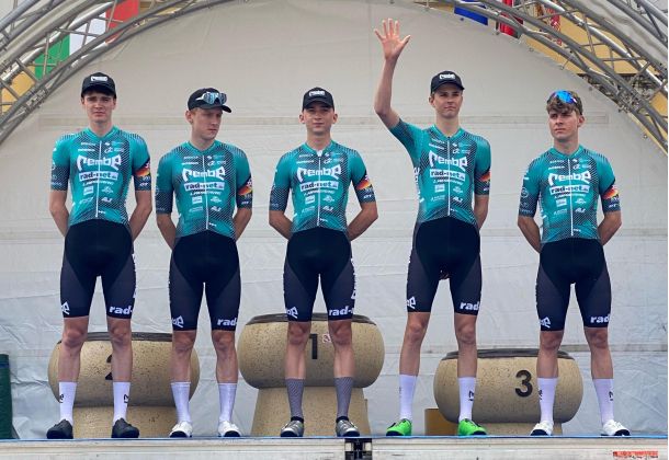 Das Team REMBE<sup><small>®</small></sup> rad-net in Italien (v. li.): Maxim Roor, Leon Arenz, Vincent John, Jermaine Zemke und Bruno Keßler.