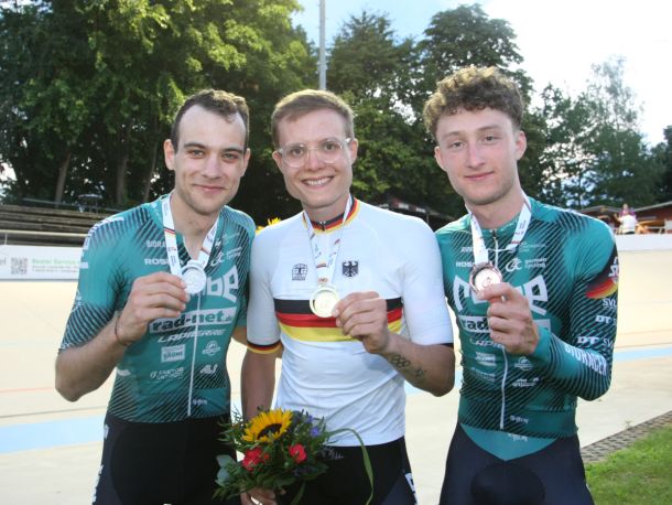 Miguel Heidemann, Felix Groß und Moritz Binder (v. li.) sorgten für einen REMBE<sup><small>®</small></sup> rad-net-Dreifachsieg in der Einerverfolgung.