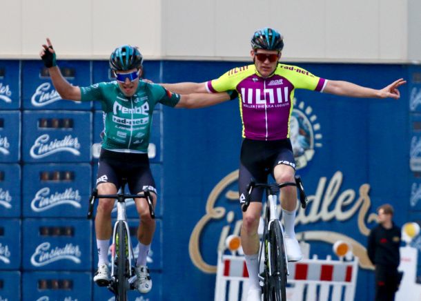 Johannes Adamietz (li.) und Ole Theiler überquerten gemeinsam den Zielstrich der Erzgebirgsrundfahrt.