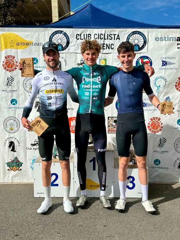 Jermaine Zemke (center) won the Trofeu Arta in Mallorca.