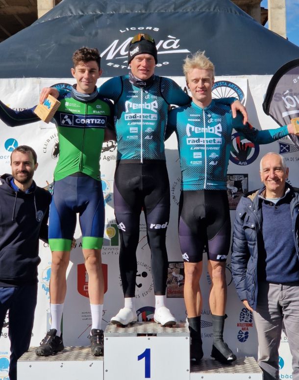 Ole Theiler (Mitte) siegte in Arta vor Francesc Bennassar (li.) und Jon Knolle