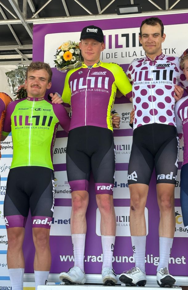 Jonathan Rottmann, Ole Theiler und Miguel Heidemann (v. li.) in den Führungstrikots der Rad-Bundesliga.